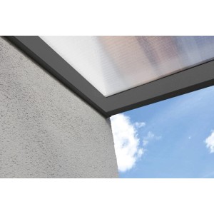 Anthrazit Aluminium Vordach mit klarer Polycarbonatplatte an heller Wand, blauer Himmel.