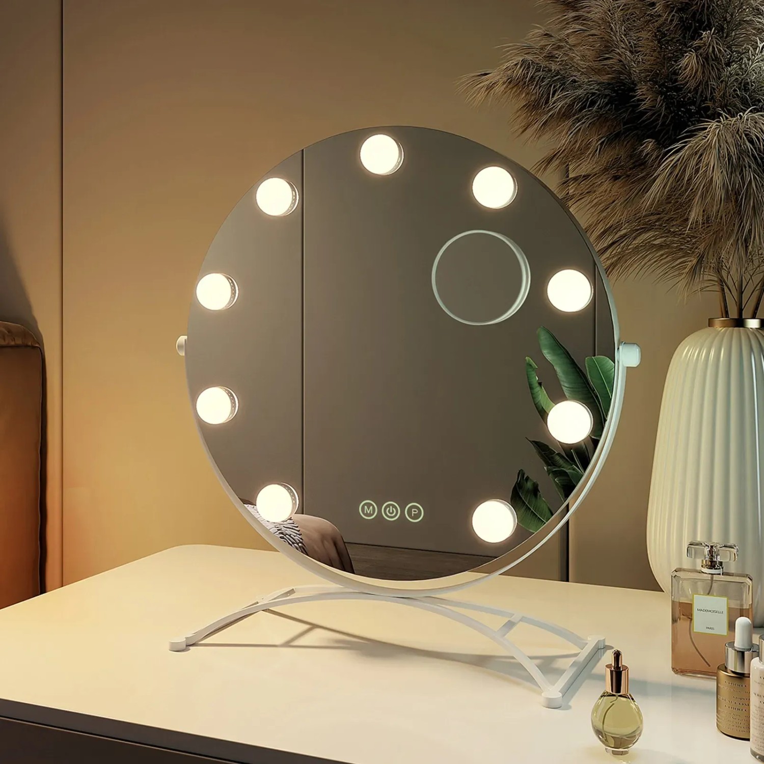 Emke Hollywood Kosmetikspiegel mit 7x Vergrößerung und Beleuchtung auf einem Tisch.
