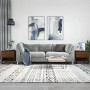 Wohnzimmer mit 2 braunen Couchtischen in Eichenoptik und grauem Sofa.