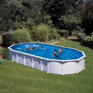 Ovaler, weißer Gre Stahlwand-Pool Haiti mit Omega-System, gefüllt mit Wasser und badenden Personen.