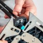 wolfcraft Schmiege und Gehrungsschneidlade Pro in Aktion, Detailaufnahme der Mechanik.