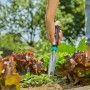 Gardena EcoLine Unkrautstecher im Einsatz: Unkraut entfernen im Gartenbeet.