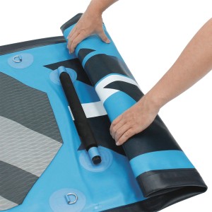 Aufgerolltes, blaues ECD Germany Stand Up Paddle Board mit Kajak Sitz. Wassersport Zubehör.