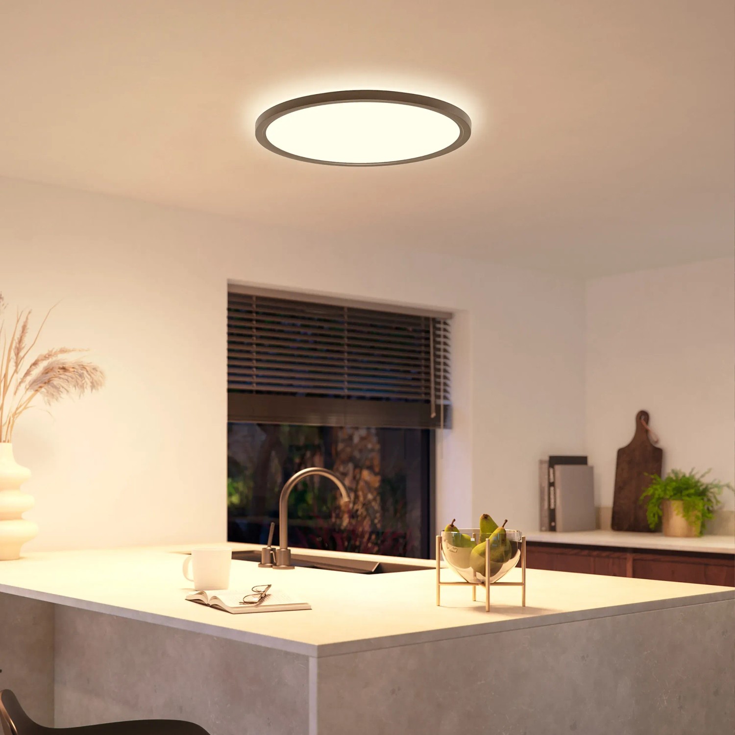 Schwarzes Philips Hue LED-Panel Tento White & Color Ambiance XL, Ø 54,2 cm, an der Decke.