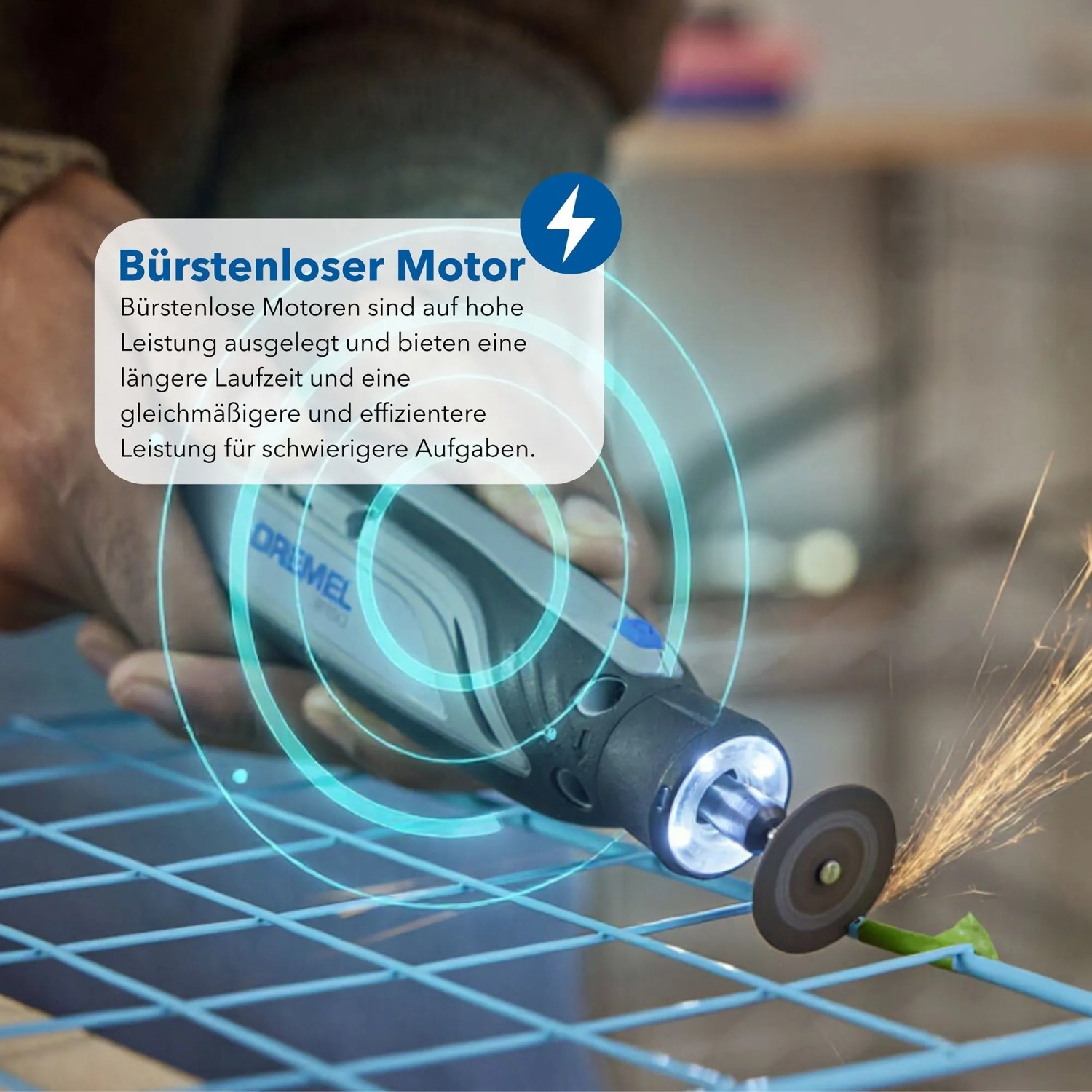 Dremel Akku-Multifunktionswerkzeug 8150-20 im Einsatz beim Schneiden von Metall.