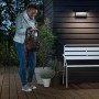 Philips myGarden Bustan LED-Außenwandleuchte mit Bewegungsmelder an dunkler Hauswand.