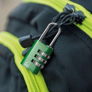 Grünes Basi Kofferschloss KS 611 mit Zahlencode am Rucksack befestigt.