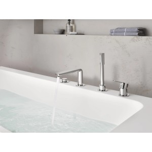 Grohe Lineare 4-Loch Wannenarmatur in Chrom mit Handbrause am Badewannenrand.