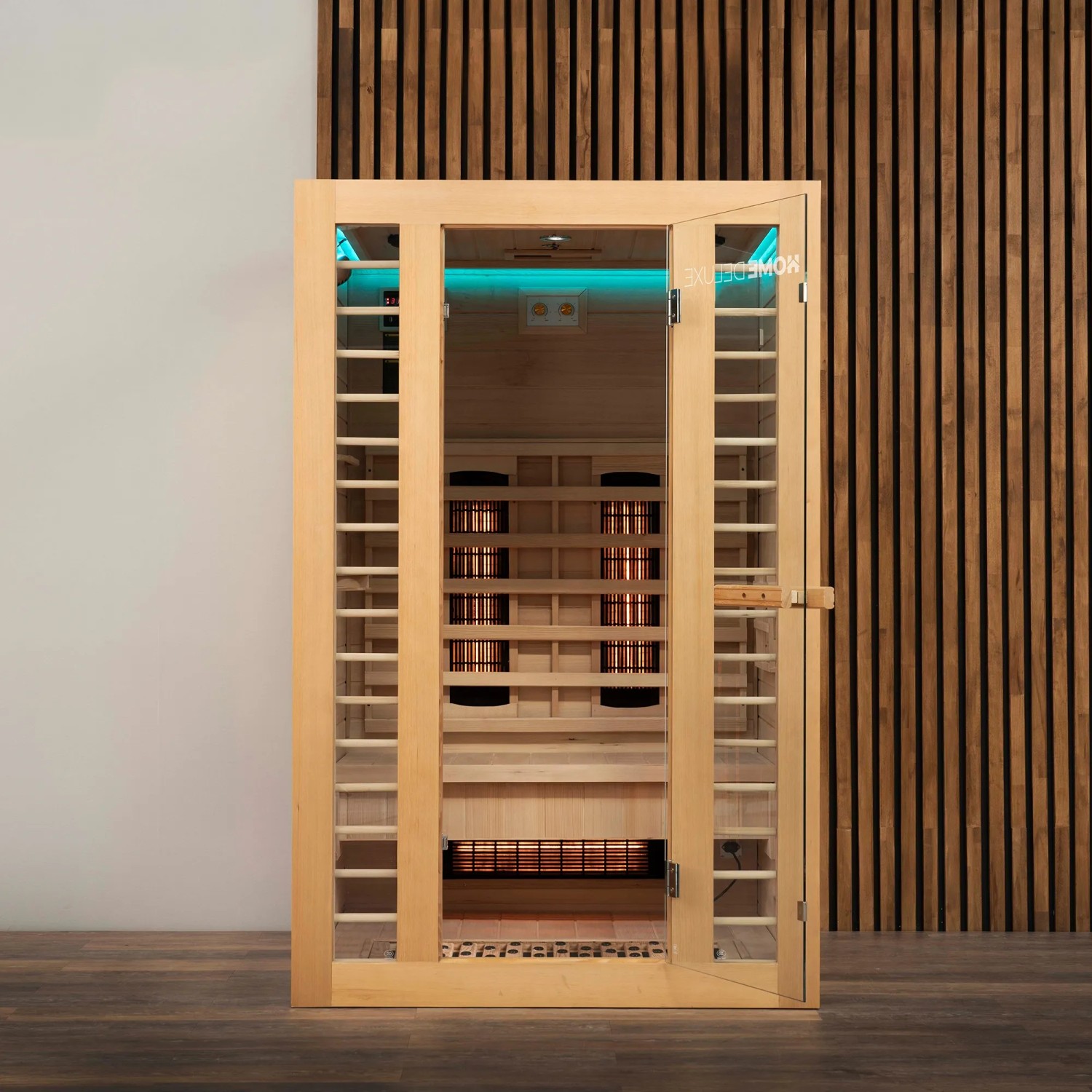 Redsun Deluxe Infrarotkabine aus Tannenholz mit Glasfront und geöffneter Tür.