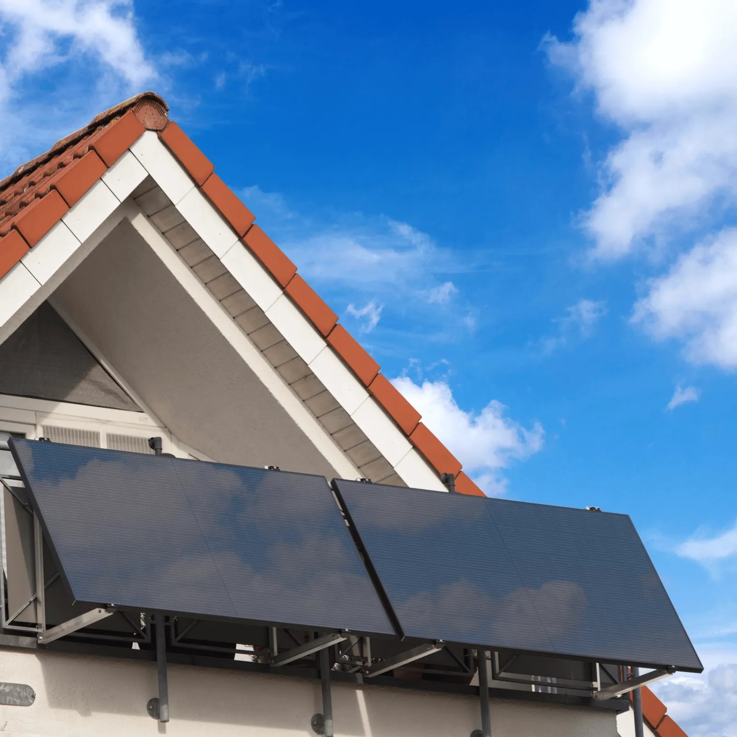 SUNNIVA Balkonkraftwerk 500W mit zwei Fullblack Solarmodulen am Balkon montiert.