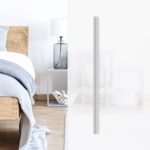 Novadoors Griffstangen-Set Nova 49010 in Edelstahl-Optik an einer Glastür im Wohnraum.