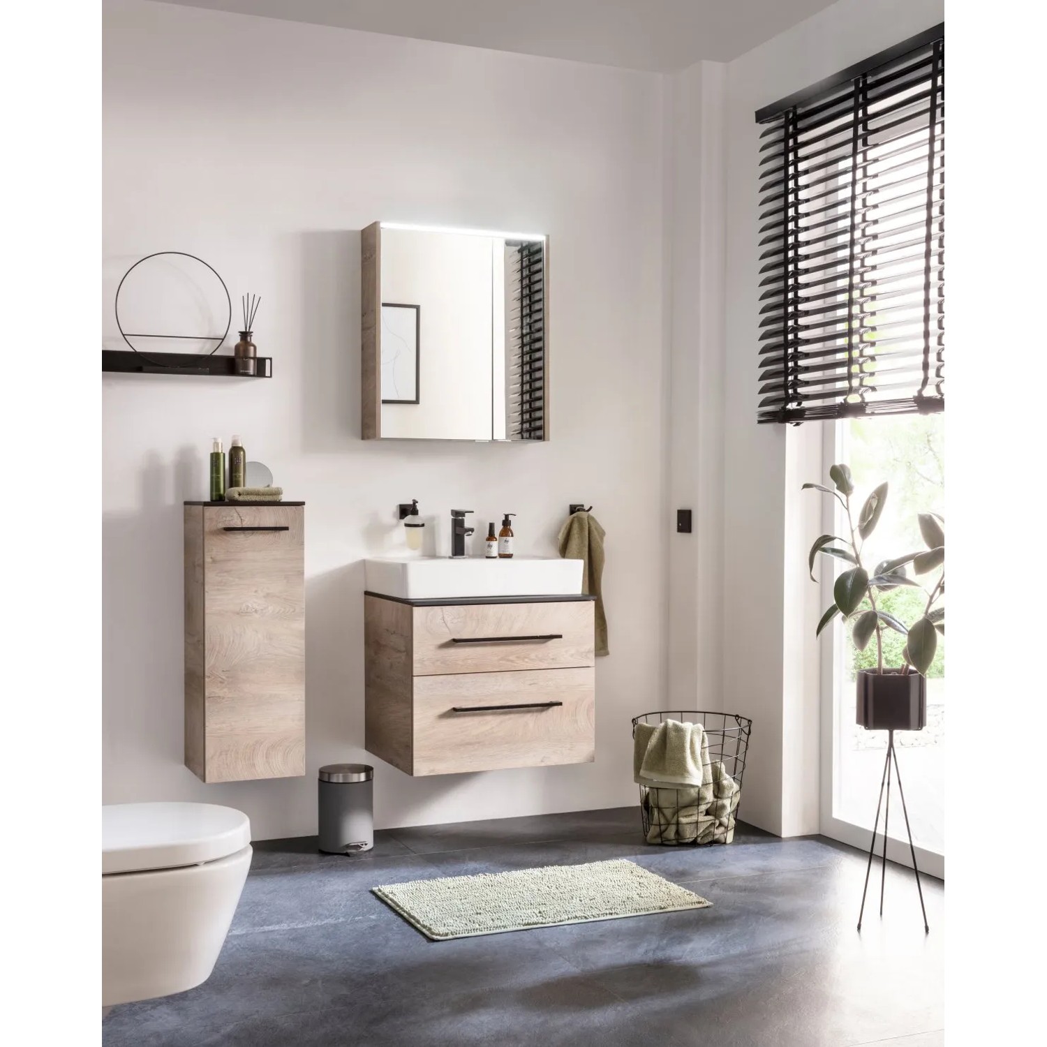 Fackelmann Spiegelschrank Eiche Natur 60 cm mit Softclose im Badezimmer.