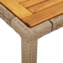 Beiger Gartentisch aus Rattan und Akazienholz, Detailansicht von Ecke und Tischplatte.