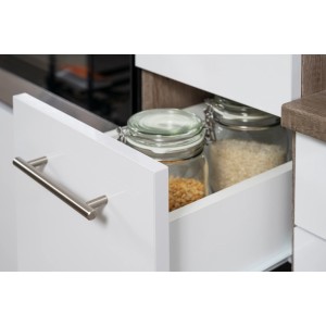 Auszug einer weißen Winkelküche Respekta mit Lebensmitteln in Gläsern.