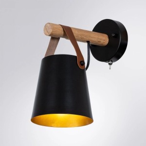 Moderne schwarze Metall-Wandleuchte Thomas mit Holzarm, braunem Band und goldener Innenseite. E27 Lampe für Wohnzimmer, Flur.