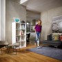 Frau saugt Teppich mit Leifheit Akku-Staubsauger Regulus PowerVac. Handstaubsauger mit Akku.