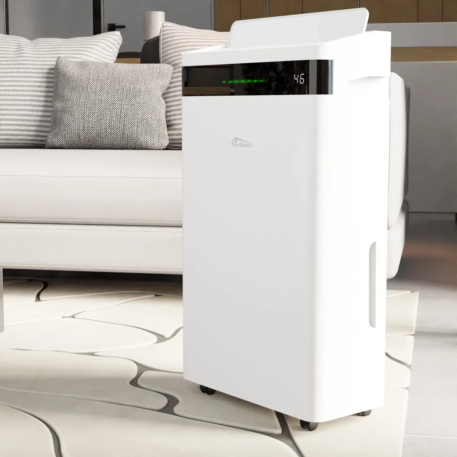 TroniTechnik Luftentfeuchter EF04 mit LED-Anzeige und 5,5l Tank vor Couch