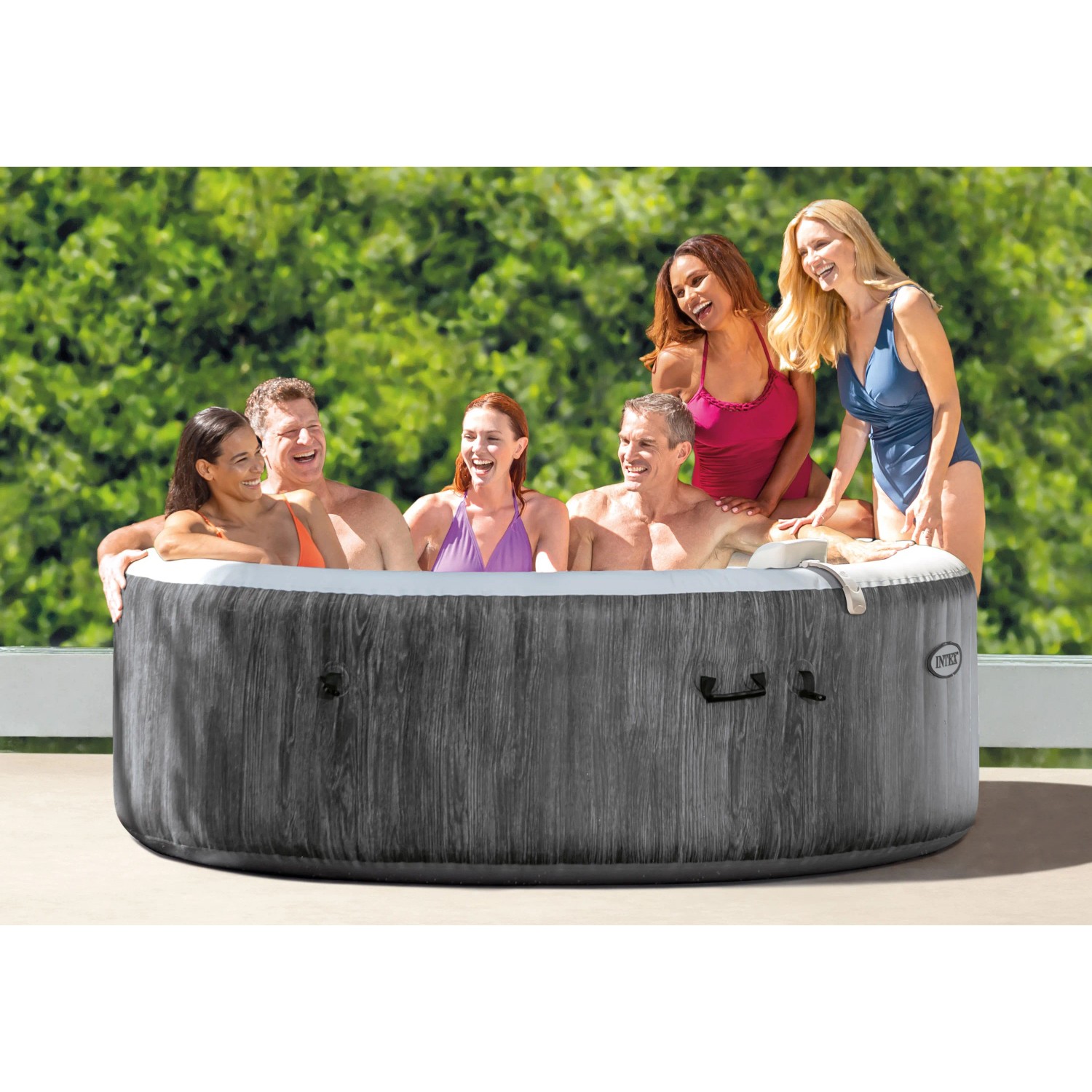 Intex Greywood Deluxe Whirlpool mit 6 Personen im Garten, Ø 216 cm.