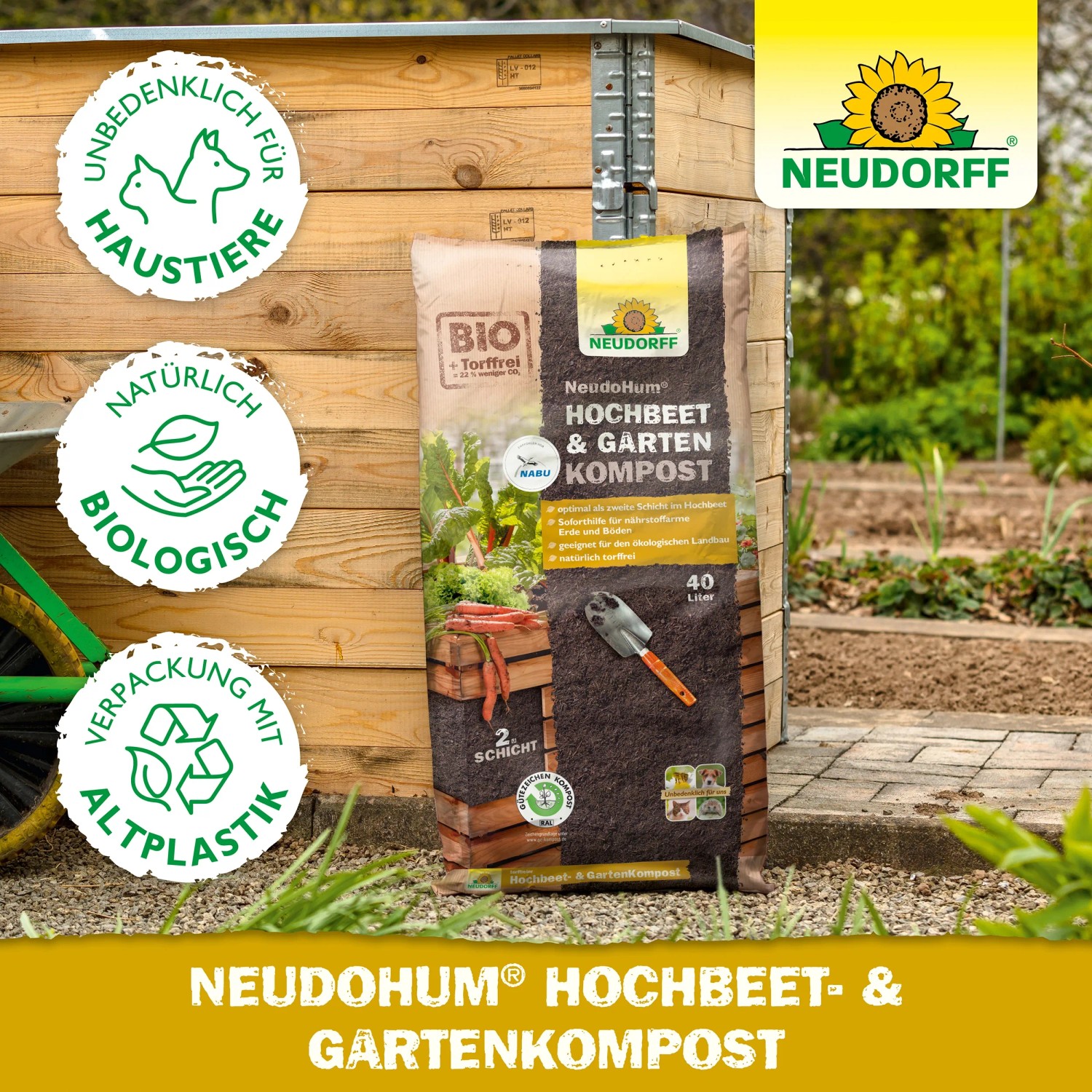 Neudorff Neudohum Hochbeet- & Gartenkompost, 40 l Sack vor Gartenhütte.