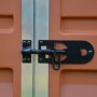 Detailaufnahme: Schwarzer Riegel an der Tür eines Palram Canopia Gerätehauses in Amber.