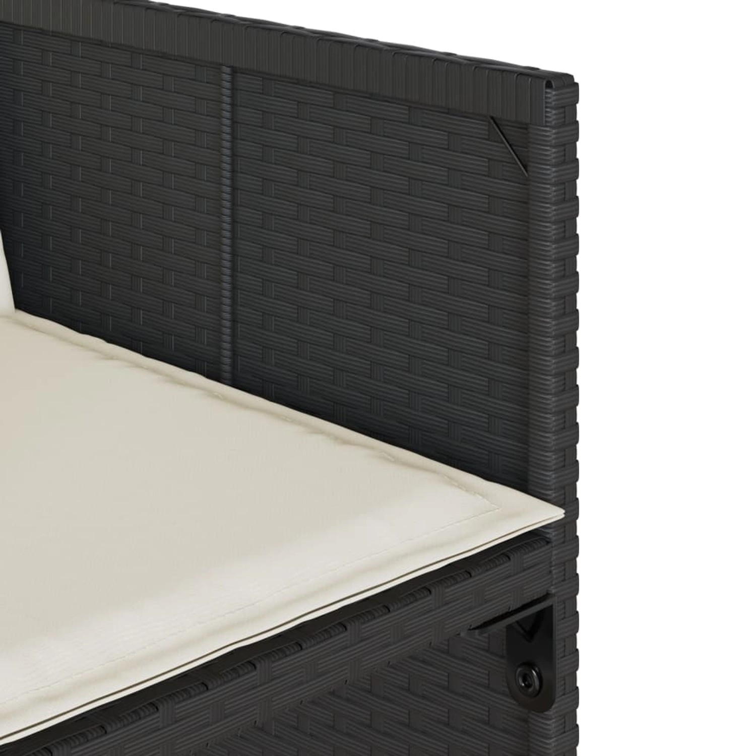 Detailansicht Garten-Essgruppe: Schwarzes Poly Rattan, cremefarbenes Kissen. Gemütliche Gartenmöbel für Terrasse und Garten.