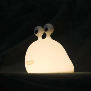 Dimmbares LED Kindernachtlicht Momo Moon in Weiß mit großen Augen.