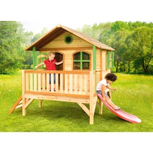 Axi Stef Spielhaus aus Holz mit roter Rutsche im Garten, Kinder spielen.