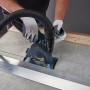 Wolfcraft Absaughaube mit Führungsschlitten für Winkelschleifer im Einsatz für staubarmes Schneiden.