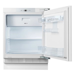 Offener, weißer PKM Unterbau-Kühlschrank KS117UBE mit Glasböden und Türfächern.