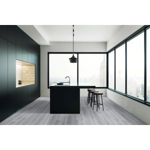 Moderne Küche mit Click-Vinylboden Kellerwald Eiche in Grau. Feuchtraumgeeignet und robust.