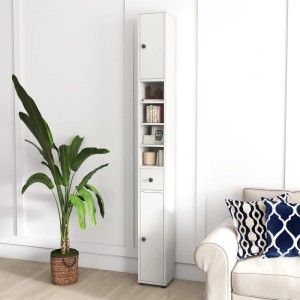 Weißer schmaler Badschrank mit 2 Türen, Schublade und offenen Regalen in modernem Wohnraum. Platzsparende Badablage.