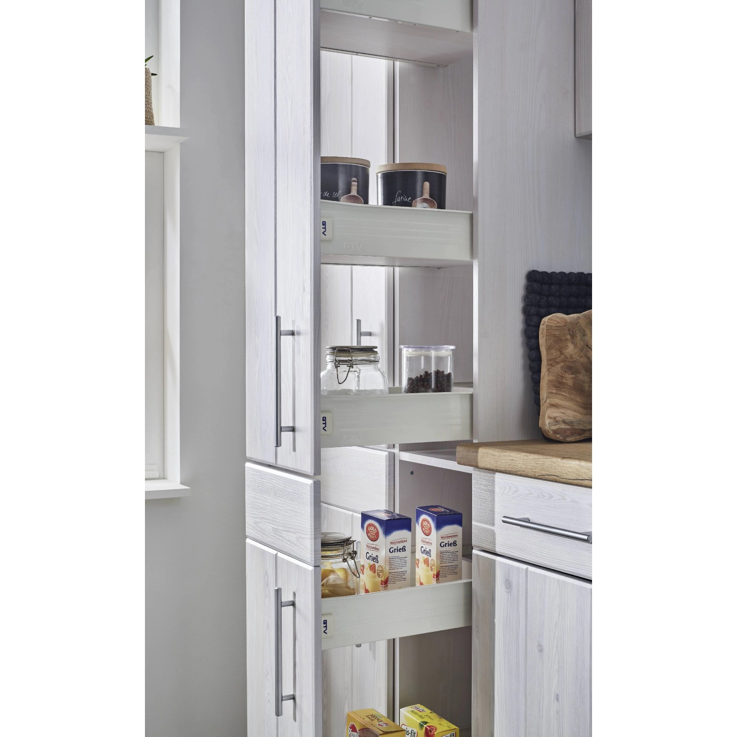 Respekta Küchenzeile Anton, Apothekerschrank in Lärche Weiß mit Auszügen und Lebensmitteln.