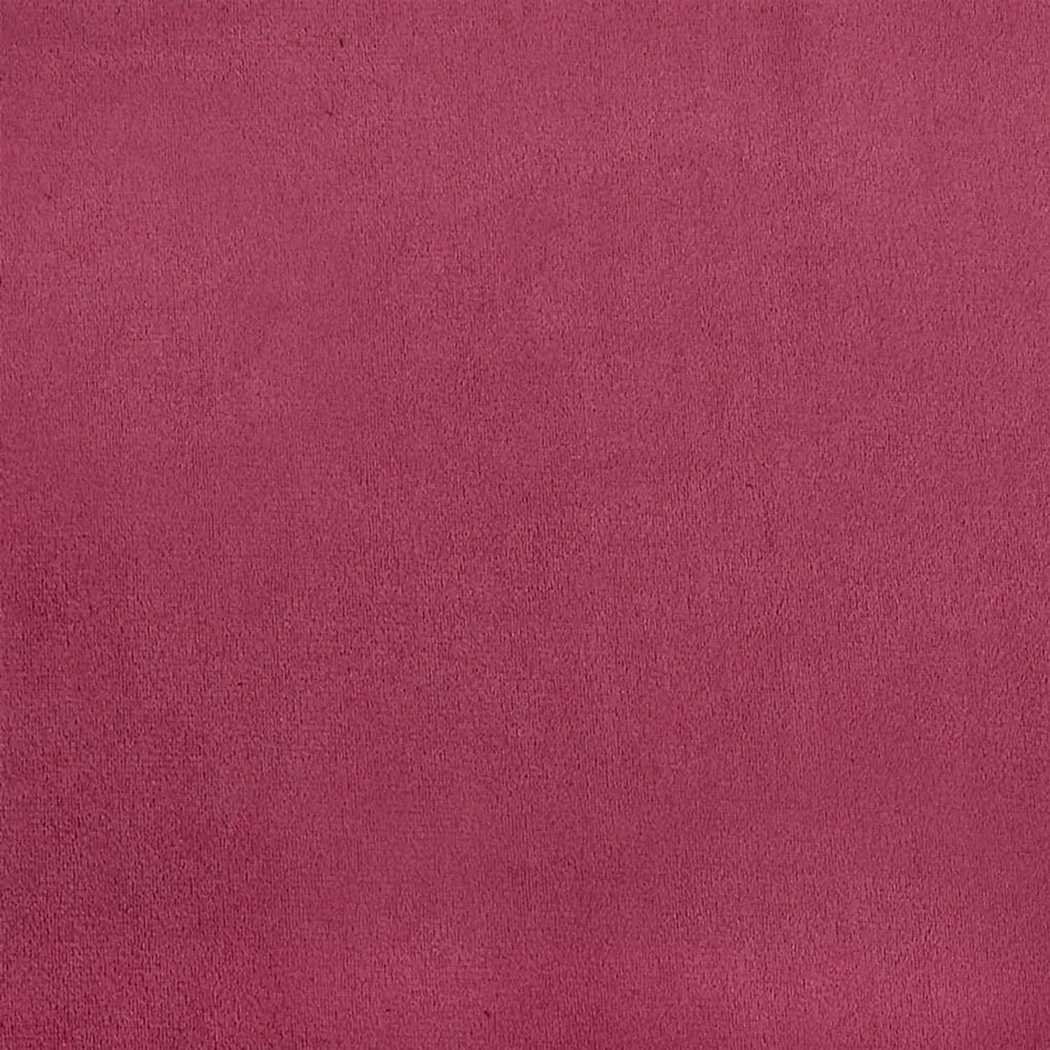 Weinroter Samtstoff für Rückenkissen. Nahaufnahme der weichen, luxuriösen Textur des Kissenbezugs.