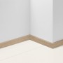 Parador Sockelleiste SL 3 Eiche D110, 40mm hoch, an weißer Wand und Boden.