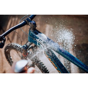 Fahrradreinigung mit Dr. Wack F100: Fahrrad wird mit Reiniger eingesprüht.