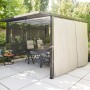 Siena Garden Pergola Schattenmanufaktur mit Seitenteil und Möbeln im Garten.