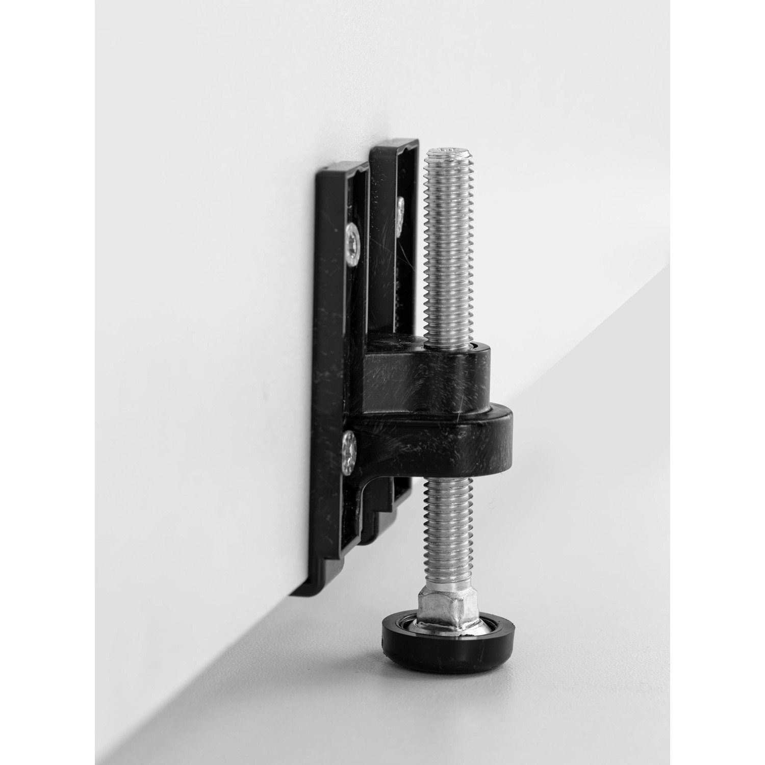 Detailaufnahme: Verstellbarer Küchenfuß für Held Möbel Winkelküche zur Höhenanpassung.