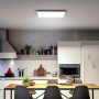 Philips Hue Aurelle LED-Panel, 60x60 cm, Weiß, montiert an der Decke einer Küche.