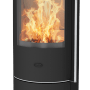 Schwarzer Fireplace Isola Kaminofen aus Stahl, 6 kW, mit Automatik und brennendem Feuer.