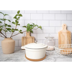 Kork-Untersetzer 3er-Set (Ø 19 cm) mit Topf auf Küchentisch. Küchenhelfer aus Naturkork.