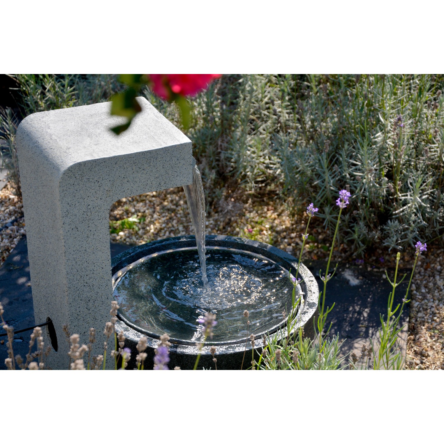 Großer Design-Gartenbrunnen mit runder Schale aus Polyresin, 52x44x65cm. Wasserspiel mit LED-Beleuchtung.