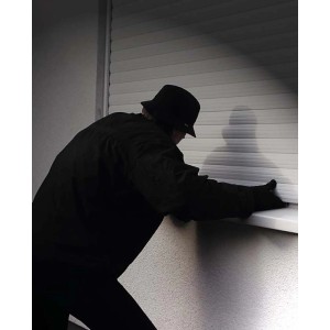 Person versucht Rollladen hochzuschieben. Schellenberg Rollladensicherung Automatik Maxi schützt.