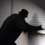 Person versucht Rollladen hochzuschieben. Schellenberg Rollladensicherung Automatik Maxi schützt.