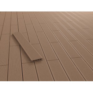 Gebürstete, braune Kovalex WPC Terrassendielen als Meterware, gezeigt auf einer Terrasse.