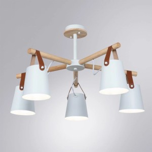 Weißer Arte Lamp Kronleuchter Thomas, 5-flammig, mit Holzarmen und weißen Metallschirmen, braunen Lederriemen. Moderne Deckenleuchte E27.