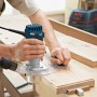Bosch Professional GKF 600 Kantenfräse im Einsatz an einem Werkstück.