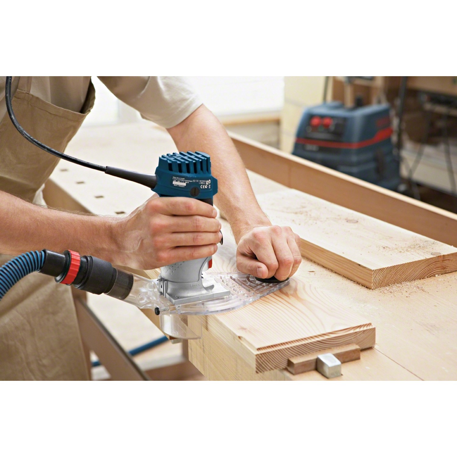 Bosch Professional GKF 600 Kantenfräse im Einsatz an einem Werkstück.