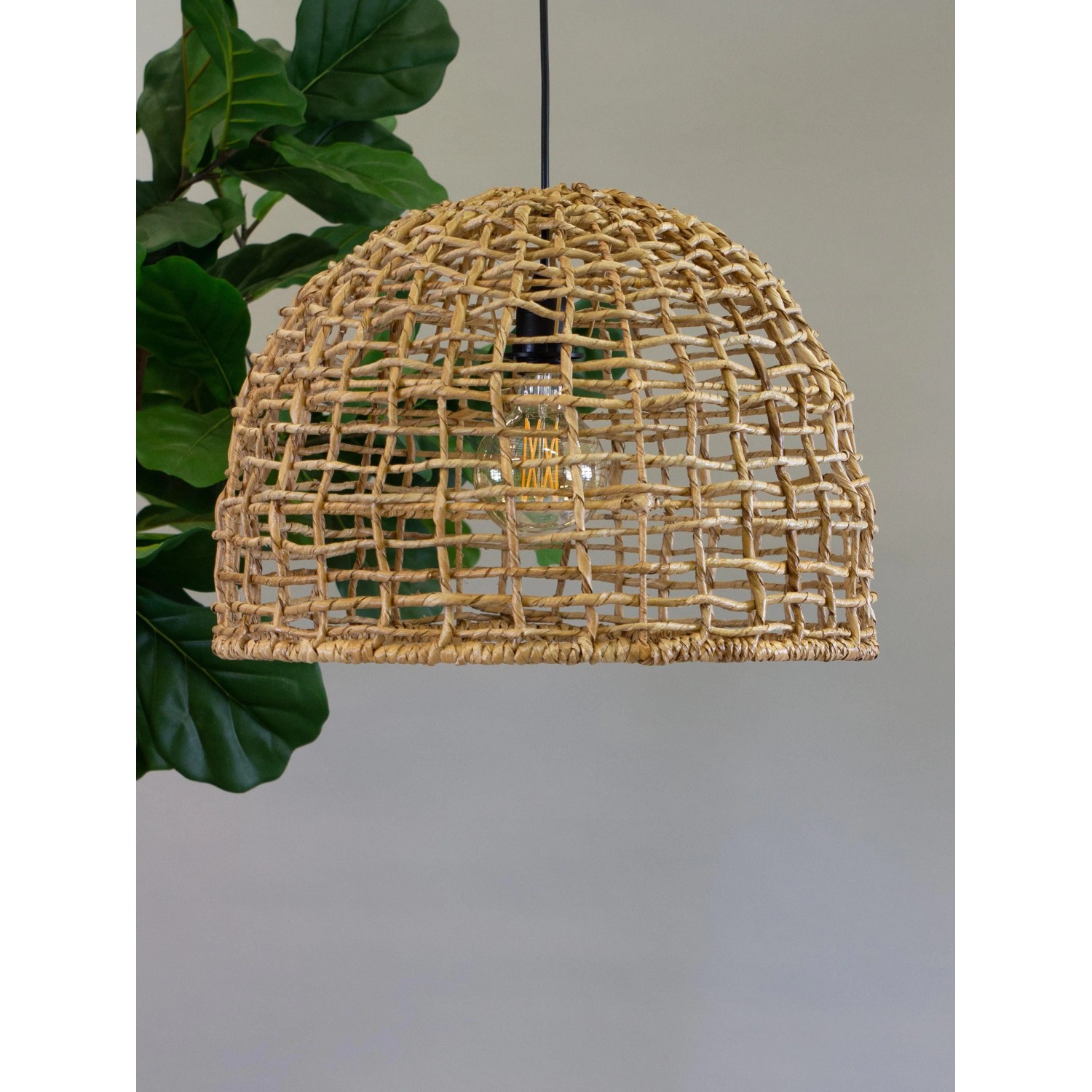PR Home Cebu Pendelleuchte aus Naturmaterialien, geflochtener Lampenschirm im skandinavischen Design.