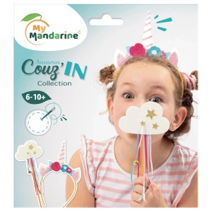 Mädchen mit selbstgenähtem Einhorn-Haarreif und Wolken-Zauberstab. Kreativ-Set zum Nähen für Kinder.