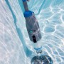 Gre Akku-Poolsauger Action Vac im Einsatz unter Wasser. Kabelloser Poolsauger für Pools und Spas.